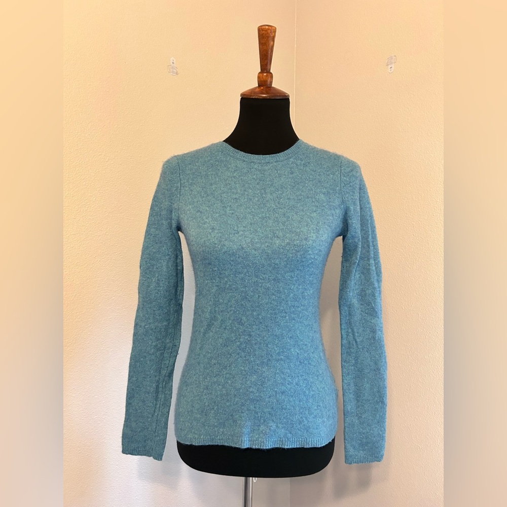 Ellen Tracy 100% cashmere Light Blue Crewneck Knit Sweater
